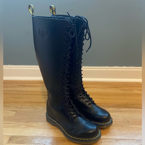 Dr. Martens Shoes - Like New Dr. Marten 1B60 W Black Smooth